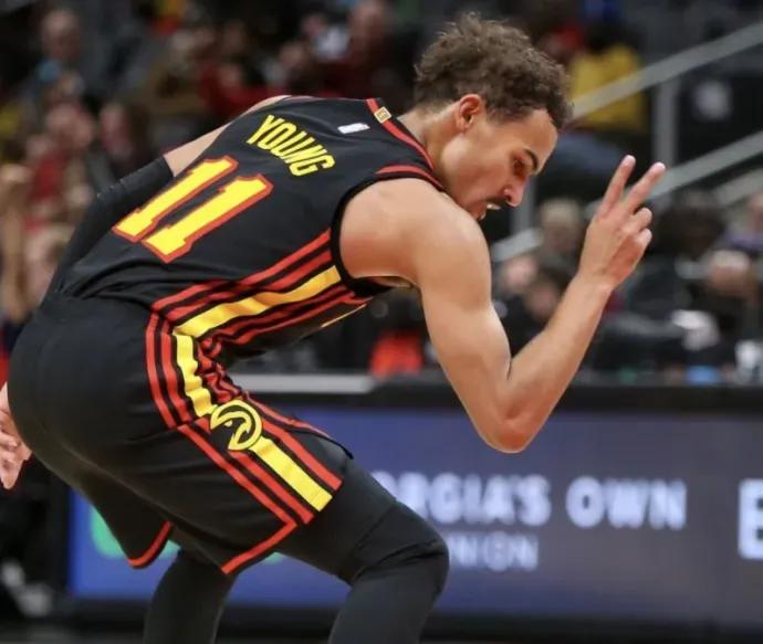 女生打高尔夫打中野鸭，鸭在湖中走，高尔夫从天上来（女子打高尔夫误中野鸭，鸭子湖中漫步，球从天而降）