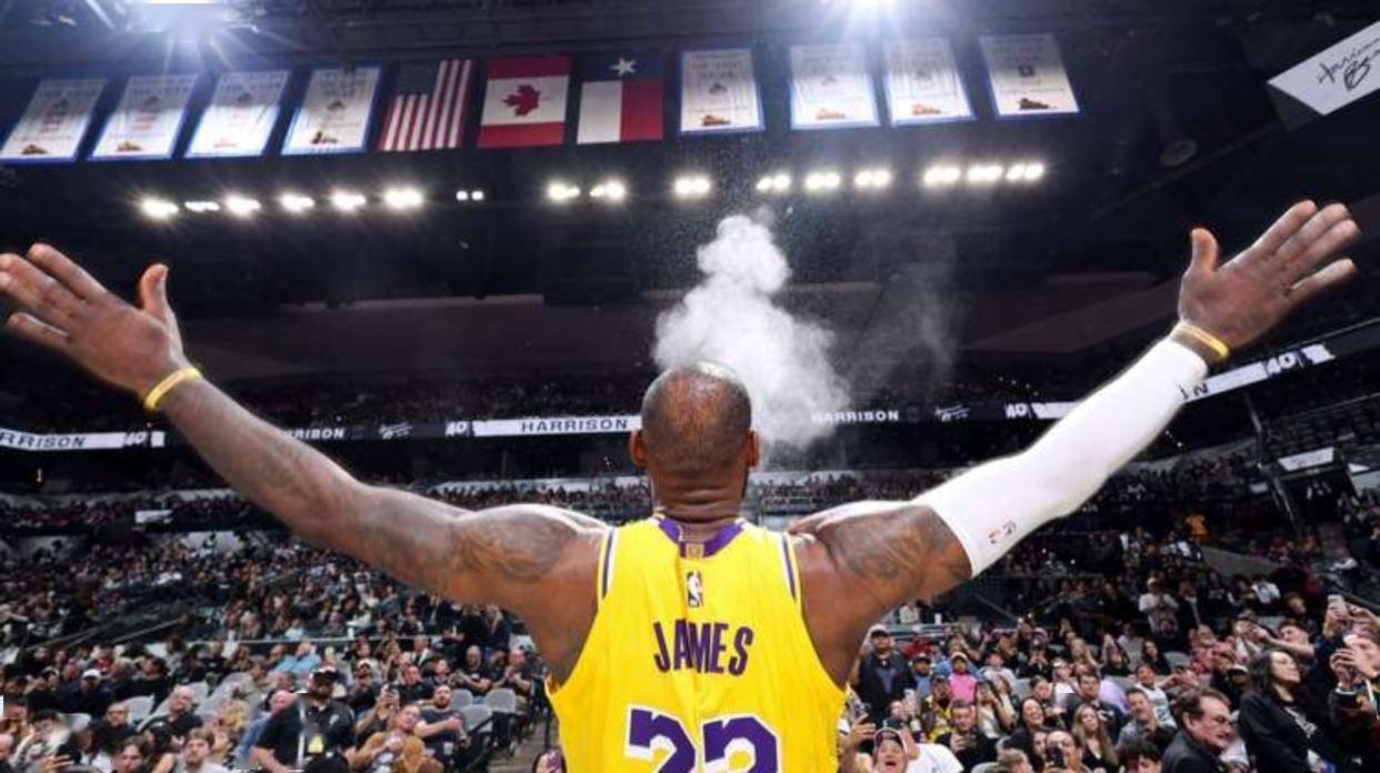 女星爆砍69分！华子：哪天都愿意她在我身上得这么多分（女篮球星狂轰69分！华子打趣：随时欢迎她在我头上拿这么多分）