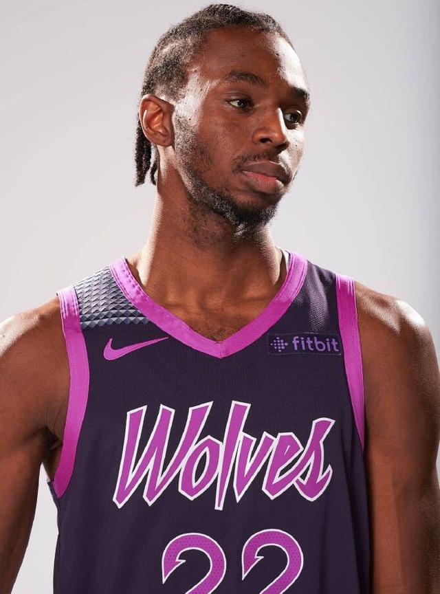 AC米兰1-0登顶意甲！38岁名将却抢走风头，带队12场不败紧追榜首（AC米兰1-0登顶意甲，豪取12场不败！38岁名将抢尽风头）