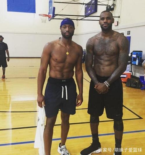 杨瀚森带女友赴美引发争议，好友崔永熙称其应专注篮球，网友支持其在球场表现。（杨瀚森携女友赴美引热议：崔永熙建议专注篮球，网友力挺其场上表现）