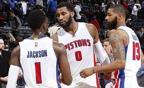 陷入窘境！曾凡博赛后独自离场，一分钟没上被裁也要跟队回美国（曾凡博赛后默然离场：全场未登场，被裁仍随队返美）