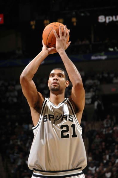 吉拉西多特生涯欧冠已打入15球，队史仅次于罗伊斯和莱万（吉拉西欧冠为多特已斩获15球，队史仅逊罗伊斯与莱万）